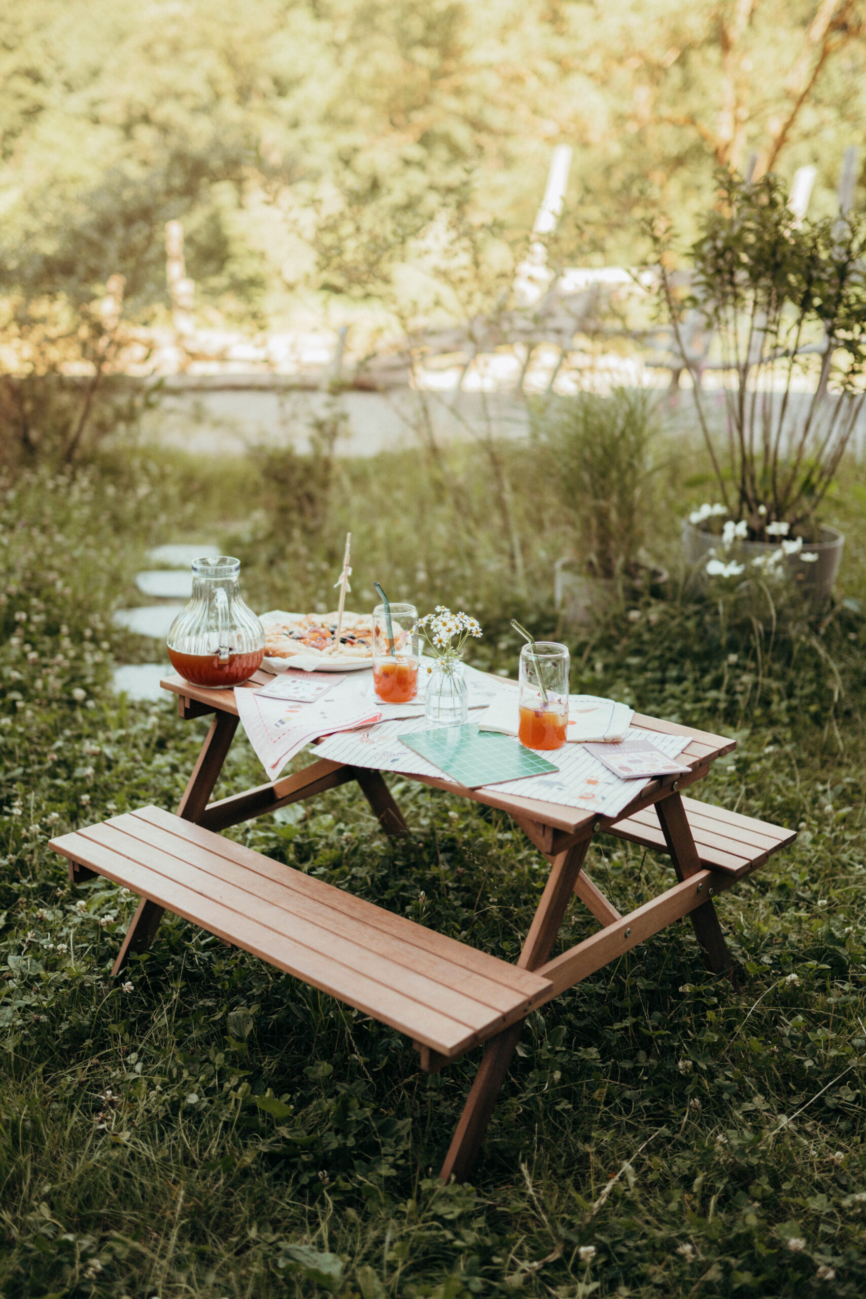 Sommerparty, nuukk, Gläser mit Porzellansticker verzieren, Sommer-Drink, Sommerparty für Kinder, Sommerparty Kindertisch, Geburtstag, Kindergeburtstag