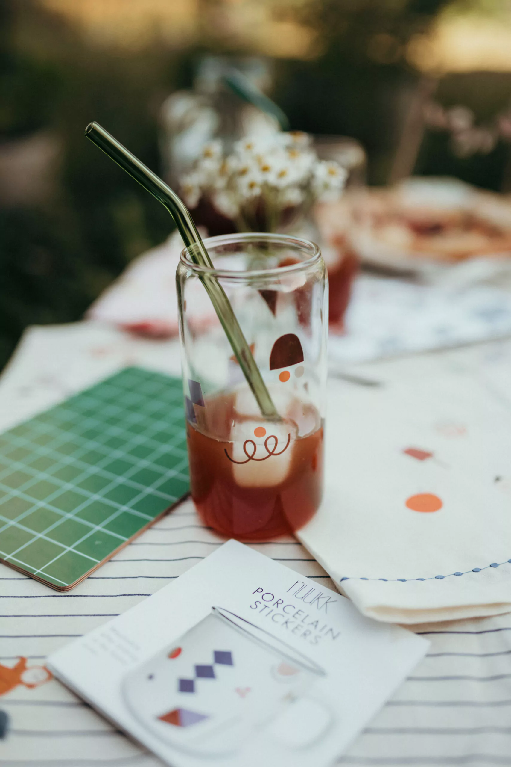Sommerparty, nuukk, Gläser mit Porzellansticker verzieren, Sommer-Drink, Sommerparty für Kinder