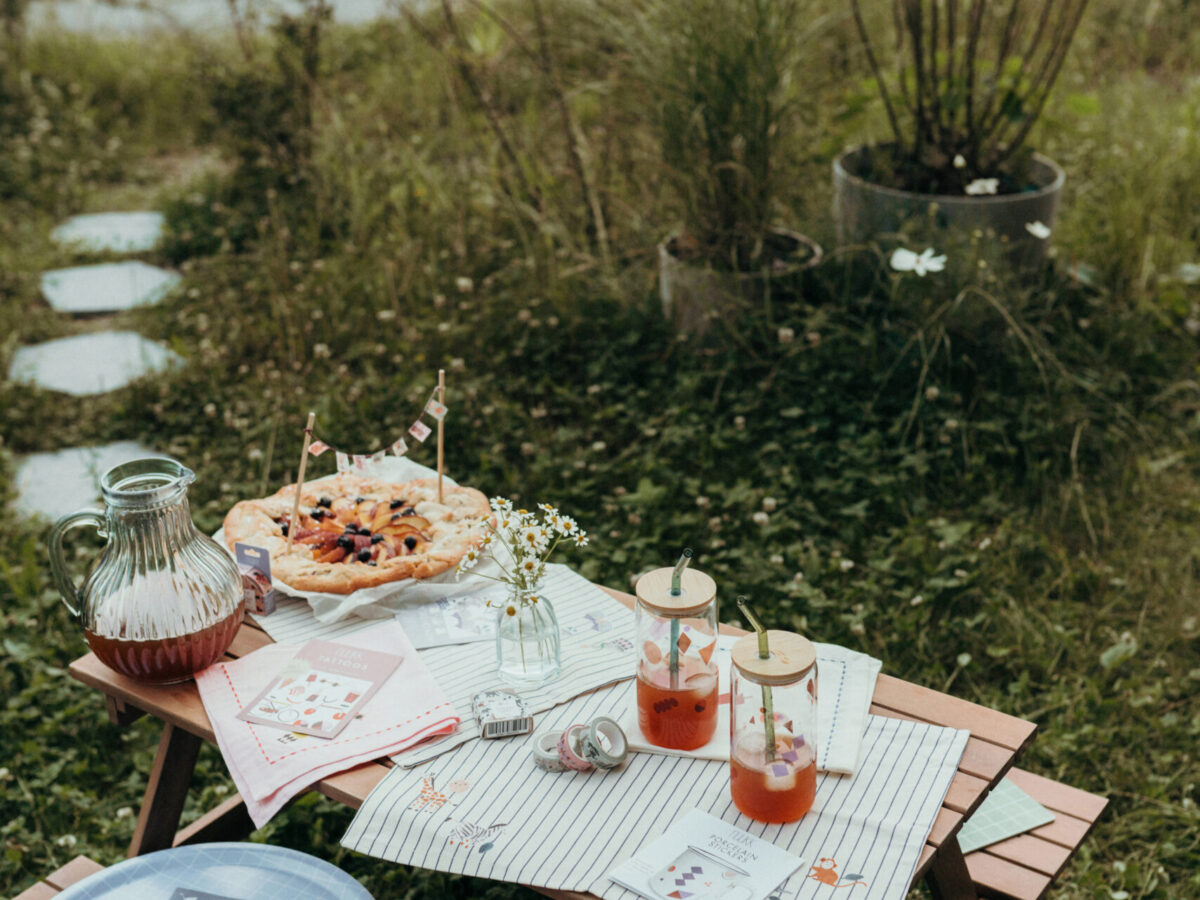 Sommerparty, nuukk, Gläser mit Porzellansticker verzieren, Sommer-Drink, Sommerparty für Kinder, Sommerparty Kindertisch, Geburtstag, Kindergeburtstag