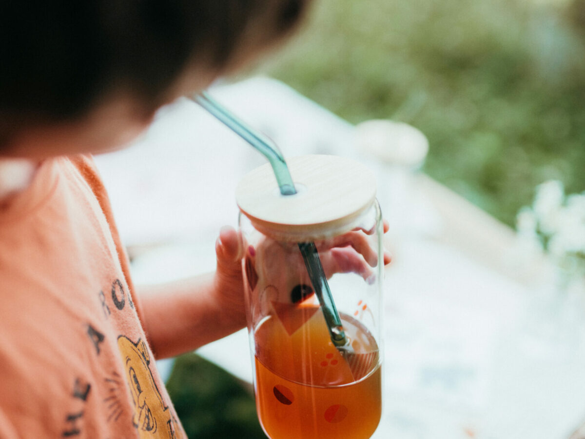 Sommerparty, nuukk, Gläser mit Porzellansticker verzieren, Sommer-Drink, Sommerparty für Kinder