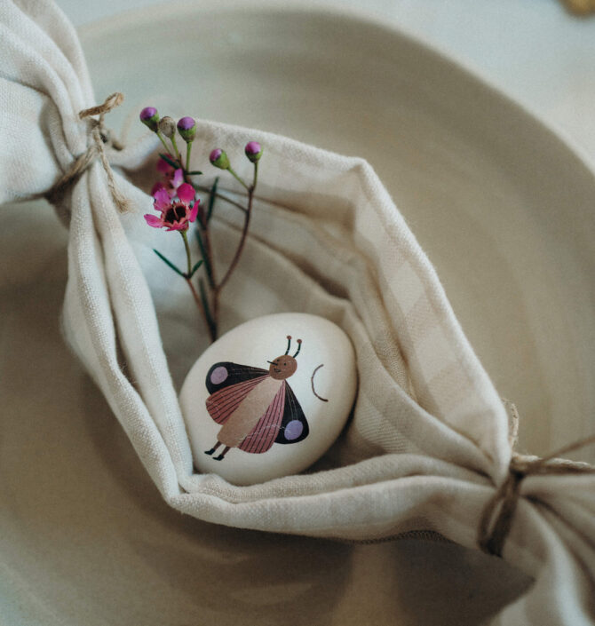 Servietten falten für Ostern 32 Ostereier verzieren mit Kindertattoos. Serviette falten für Ostern. Motive: Schmetterling, Osternest