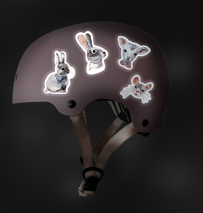 Reflektierende Aufkleber von nuukk auf Fahrradhelm, für mehr Sichtbarkeit im Straßenverkehr. Tiermotive: Hase, Lamm, Maus