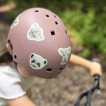 Reflektierende Aufkleber von nuukk auf Fahrradhelm, für mehr Sichtbarkeit im Straßenverkehr. Tiermotive