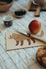 nuukk, Pfirsich schneiden auf Schneidebrett / Frühstücksbrettchen für Kinder, laminiertes Birkenfurnier. Motive: Dino