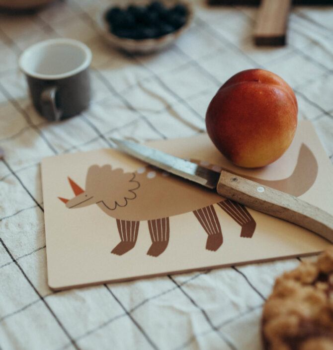 Einschulung 115 nuukk, Pfirsich schneiden auf Schneidebrett / Frühstücksbrettchen für Kinder, laminiertes Birkenfurnier. Motive: Dino