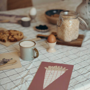 nuukk, Frühstickstisch mit Schneidebrett / Frühstücksbrettchen für Kinder, laminiertes Birkenfurnier. Motive: Pommes