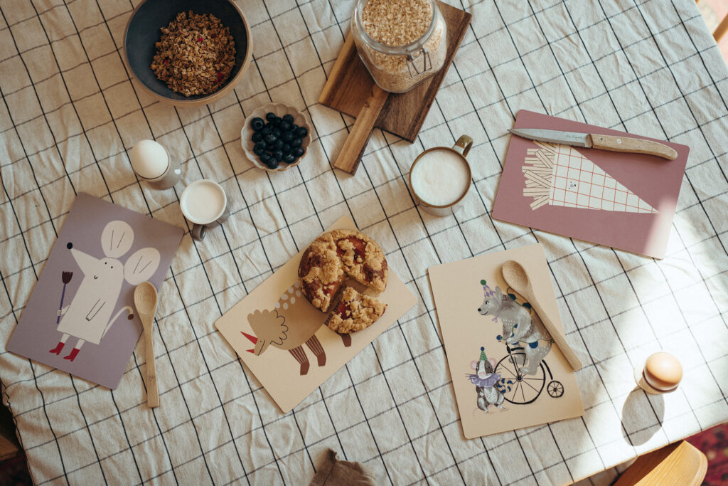 nuukk, Frühstickstisch mit Schneidebrett / Frühstücksbrettchen für Kinder, laminiertes Birkenfurnier. Motive: Maus, Bär, Dino
