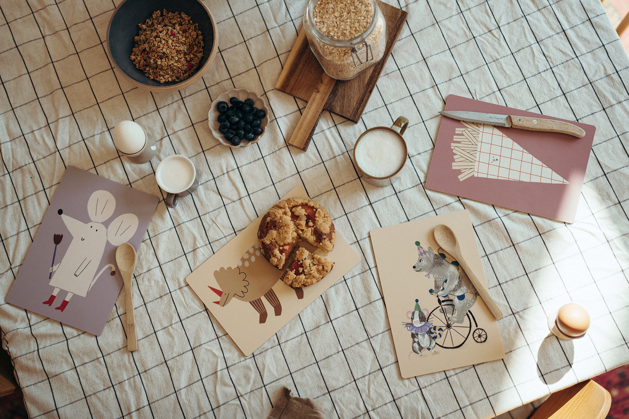 nuukk, Frühstickstisch mit Schneidebrett / Frühstücksbrettchen für Kinder, laminiertes Birkenfurnier. Motive: Maus, Bär, Dino
