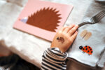 nuukk, Herbsttisch mit Schneidebrett / Frühstücksbrettchen für Kinder, Motiv: Igel, Serviette mit Bügelbilder mit Marienkäfer Motiv, Marienkäfer Kindertattoos, Tiere Kindertattoos