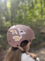 Reflektierende Sticker Dinos. Reflektierende Aufkleber auf Fahrradhelm. Motive: Dinosaurier, wie Stegosaurus, Triceratops
