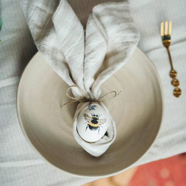 Ostereier verzieren mit Kindertattoos. Serviette falten für Ostern. Motive: Biene Ostereier verzieren mit Kindertattoos. Serviette falten für Ostern. Motive: Biene