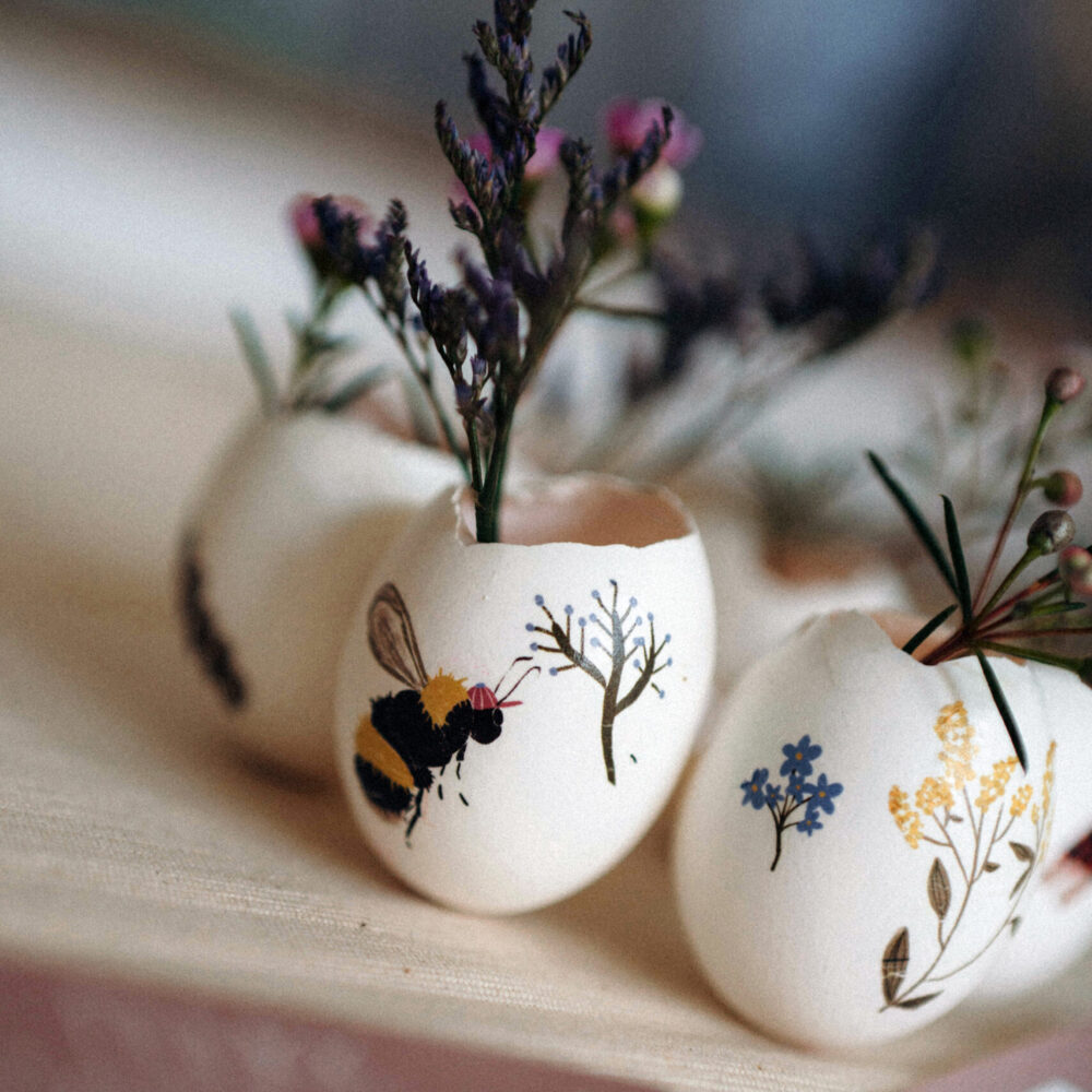 Ostereier verzieren mit Kindertattoos. Motive: Biene, Blumen, Marienkäfer Ostereier verzieren mit Kindertattoos. Motive: Biene, Blumen, Marienkäfer, Osterdeko, Osterideen, Osternest