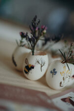 Ostereier verzieren mit Kindertattoos. Osternest. Osterdeko. Motive: Biene