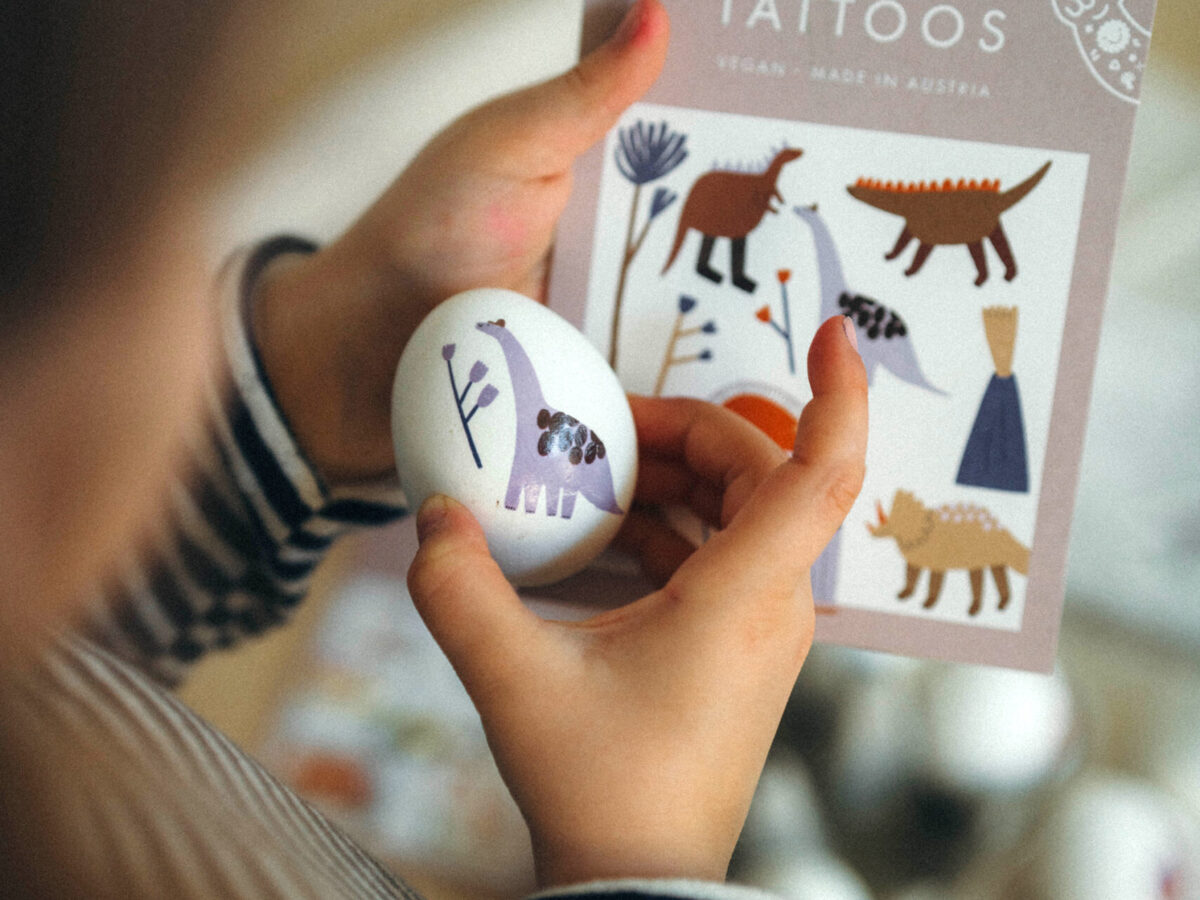 Kindertattoos "Dino Crew", Motive: Triceratops, Vulkan, Stegosaurus, Osternest