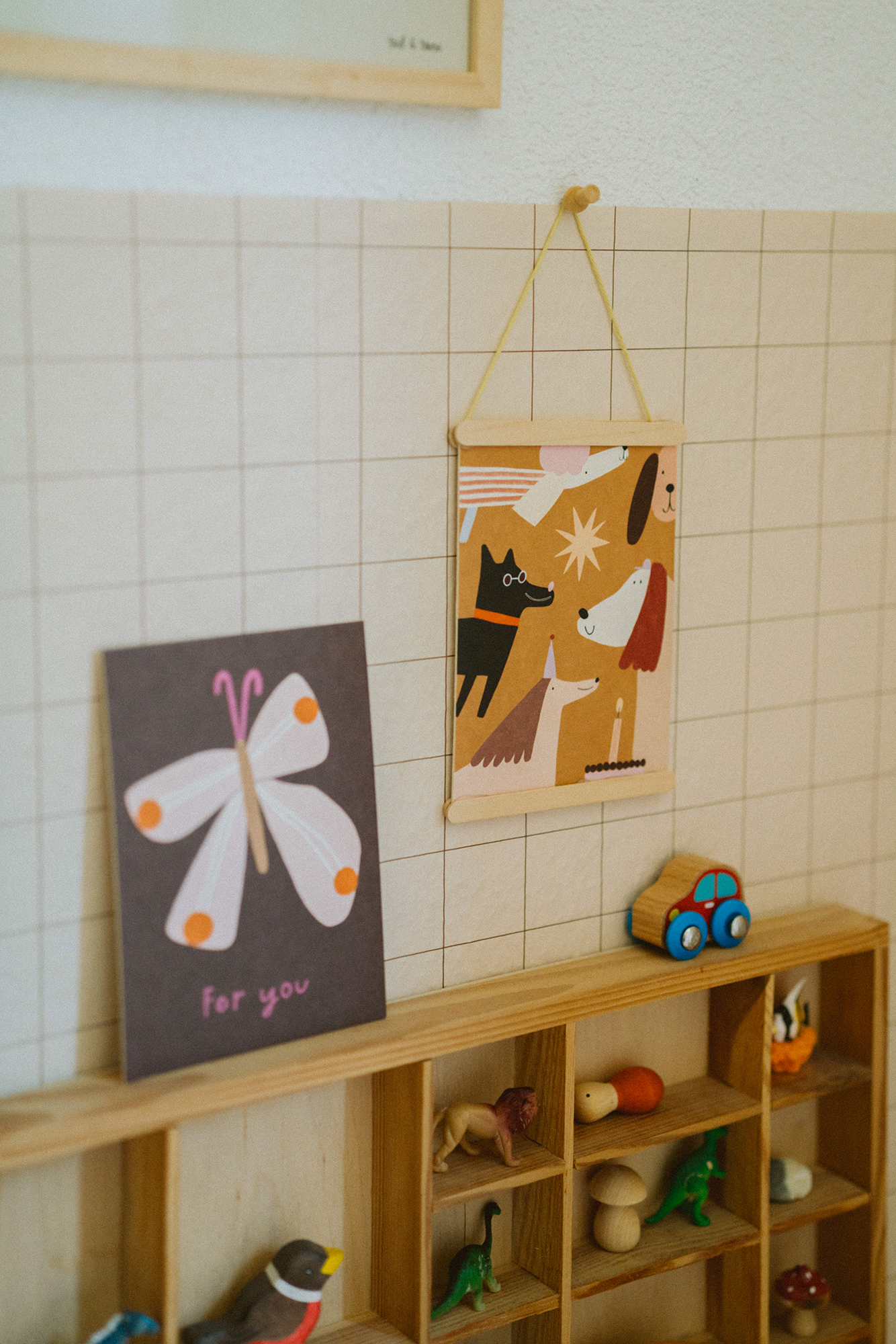 Postkarten von Anna Katharina Jansen auf dicke Holzschliffpappe gedruckt. Motive: Schmetterling, Hunde. Bilderleiste DIY