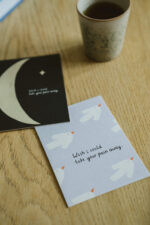 Postkarten von Anna Katharina Jansen auf dicke Holzschliffpappe gedruckt. Beileidskarte: Mond, Stern