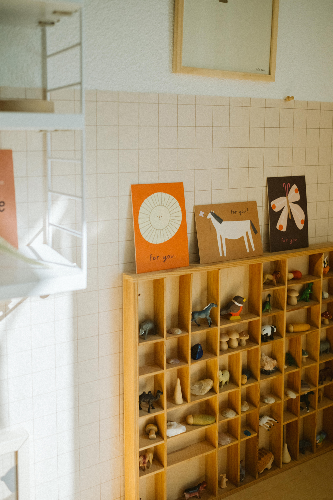 Postkarten von Anna Katharina Jansen auf dicke Holzschliffpappe gedruckt. Motive: Schmetterling, Zitrone, Mond, Stern