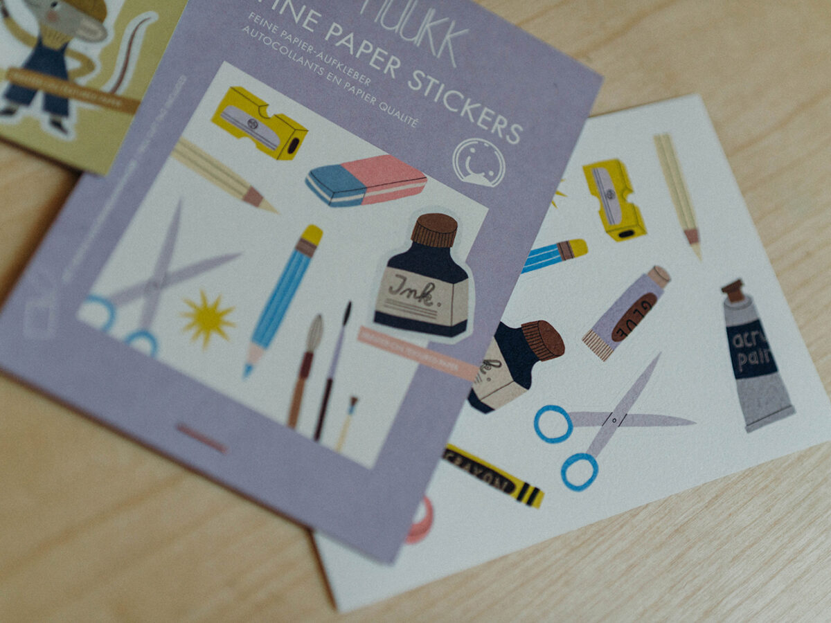 Stickerbogen und Notizblock "Schule" mit Schere, Stift, Pinsel, Radiergummi, Spitzer