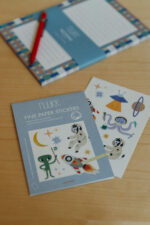 Stickerbogen und Notizblock "Space" mit Alien, Mond, Planeten, Astronaut, UFO, Rakete