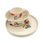 Kindergeschirr-Set Waldtiere: Tasse, Teller und Schüssel mit bunten Tiermotive, rPET, lebensmittelsicher