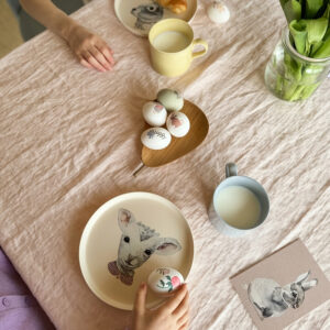 Kinderteller Lamm, Ostertisch, Osterei, Osterfrühstück, Karte mit Osterhase