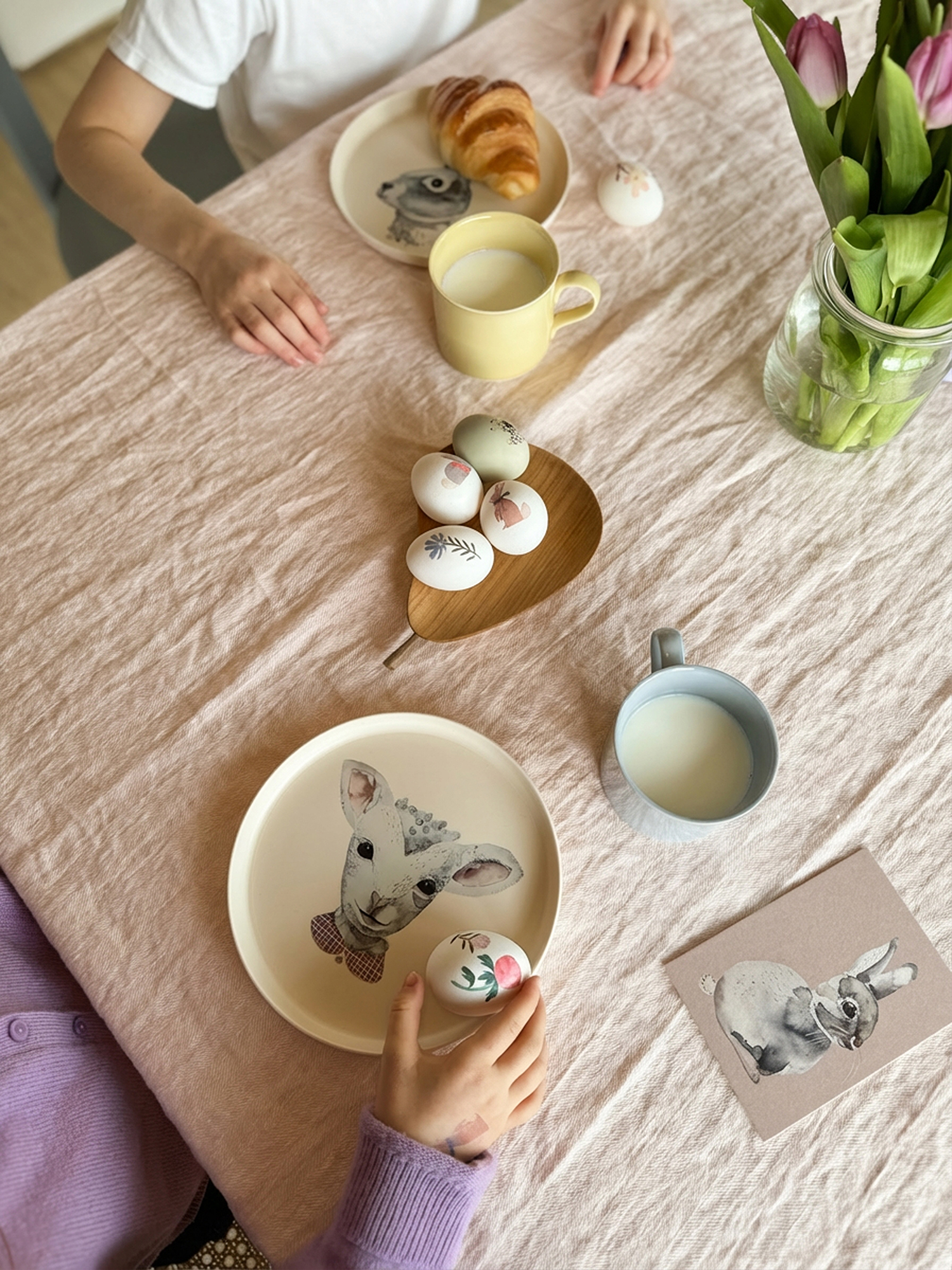 Kinderteller Lamm, Ostertisch, Osterei, Osterfrühstück, Karte mit Osterhase