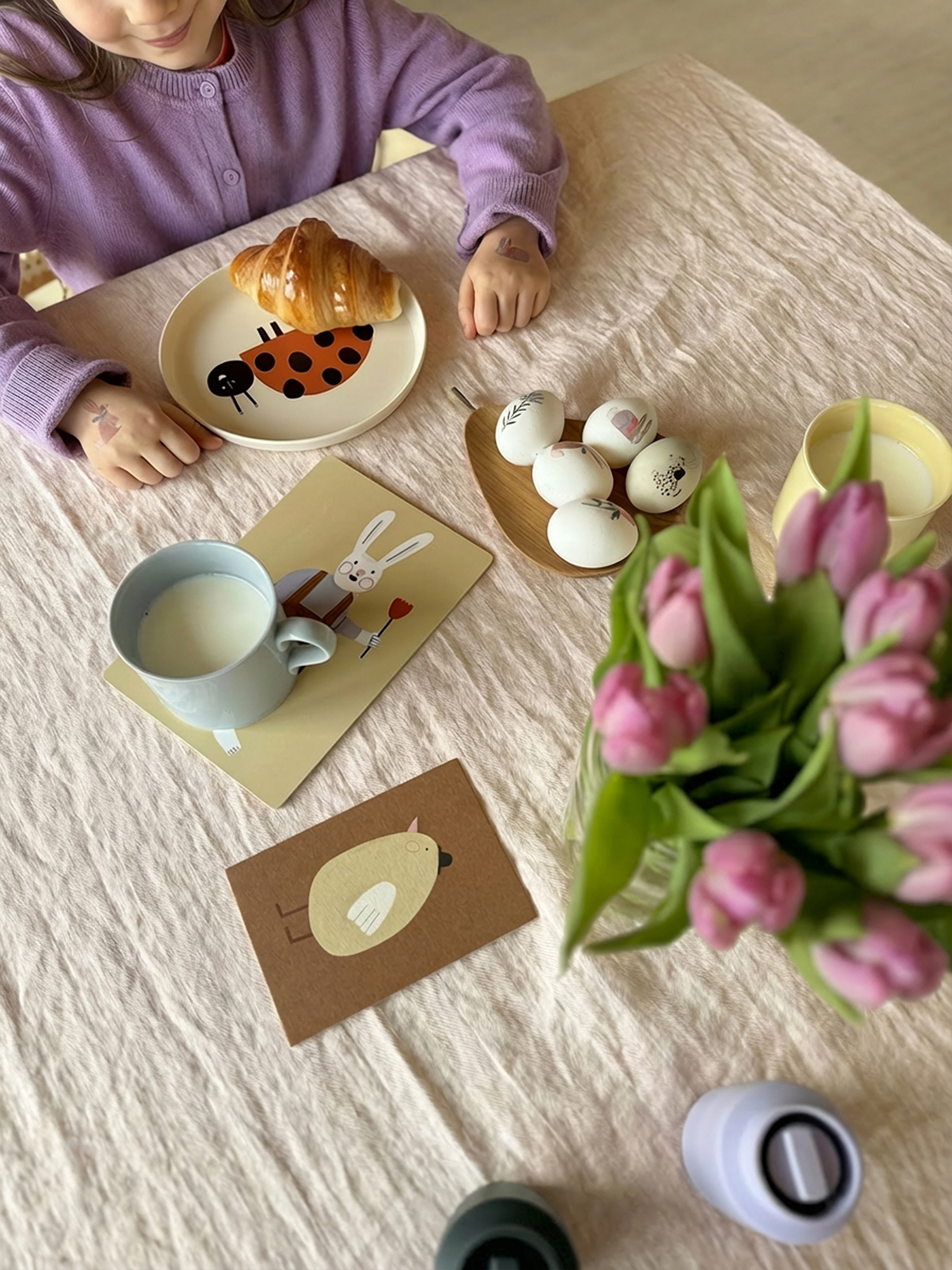 Kindertattoos Osterhase, Ostereier mit Kindertattoos verzieren, Hasenmotive, Ostereier mit Blumenmotiv, Ostertisch